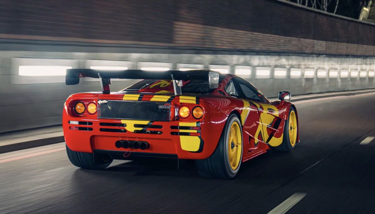 De achterzijde van de McLaren F1 GTR van Pink Floyd-drummer Nick Mason