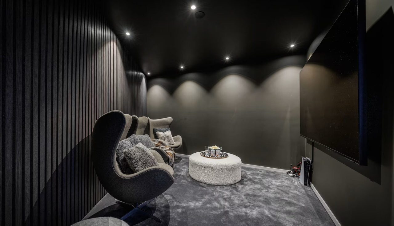 De thuisbioscoop van de woning