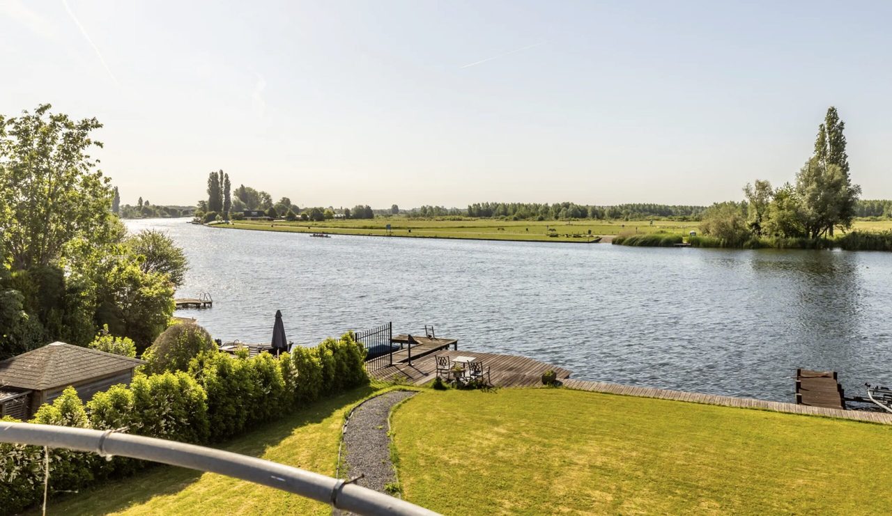 De tuin en aanlegsteiger bij de nieuwe villa van Gio Latooy in Ridderkerk