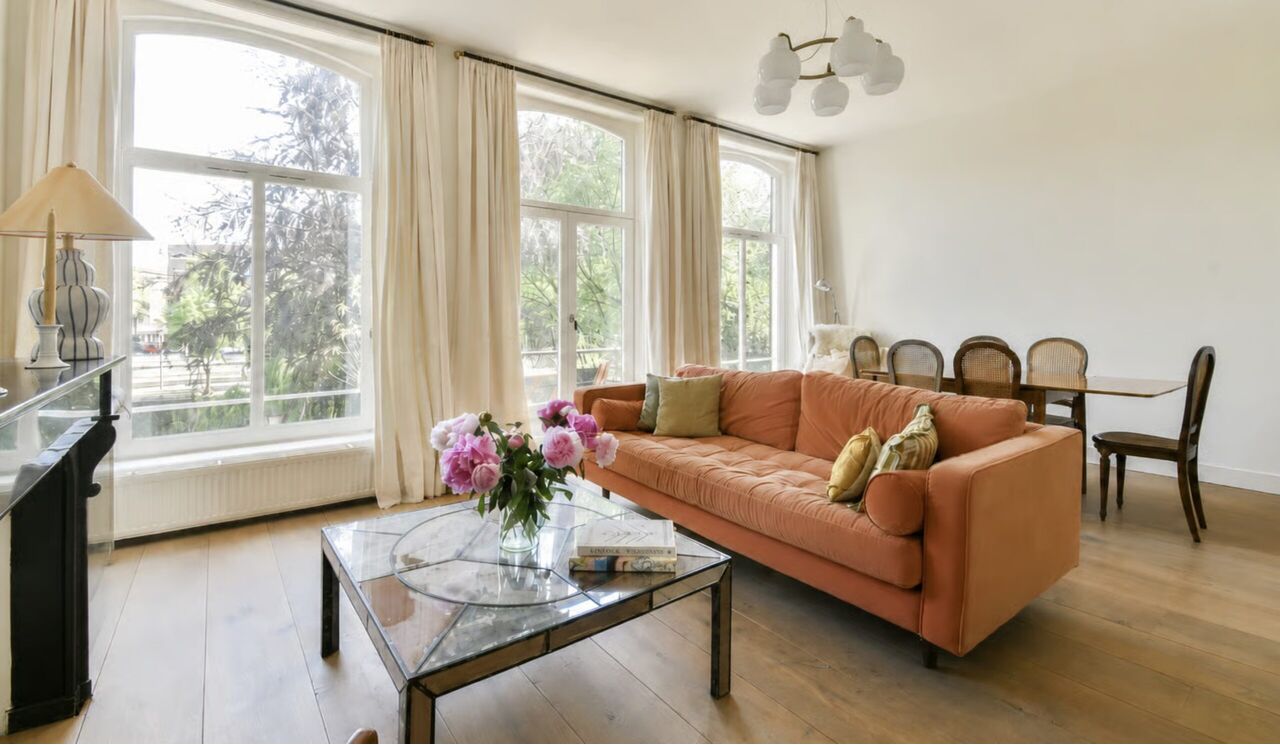 De woonkamer in het appartement van Georgina Verbaan in Amsterdam