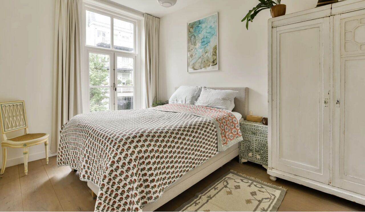 De slaapkamer in het appartement van Georgina Verbaan in Amsterdam-Centrum