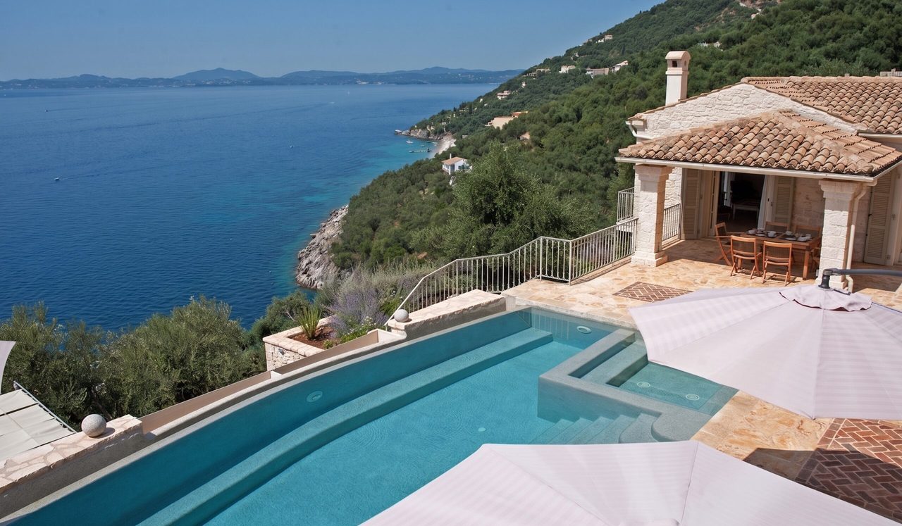 Het zwembad van de villa op Corfu