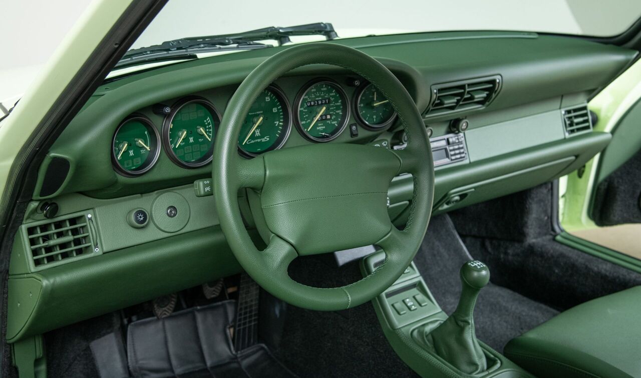 Het interieur van de Porsche 911 Restomod