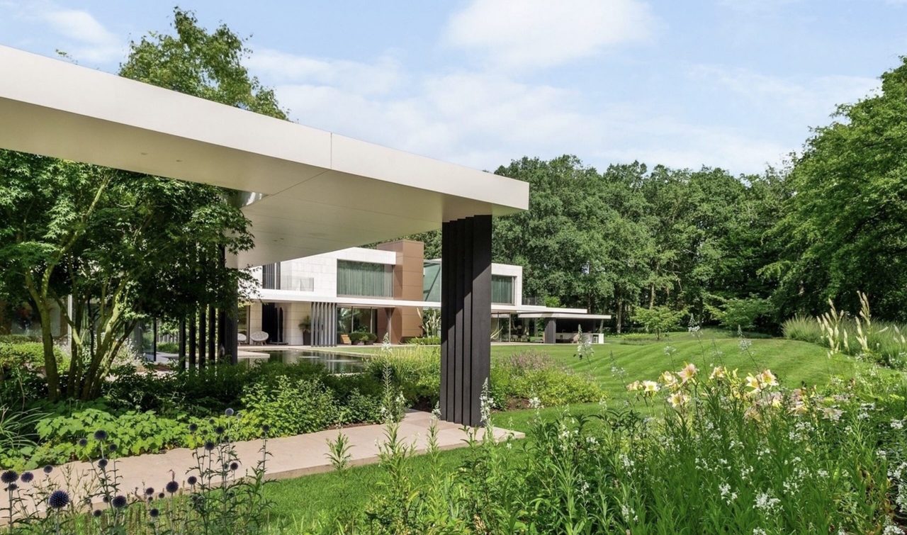 De buitenruimte bij de villa van Wim de Pundert in Brasschaat