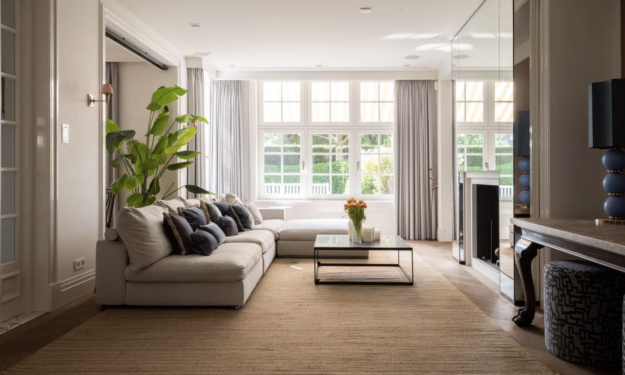 De woonkamer in de twee-onder-een-kapwoning van Marius Jansen in Amsterdam