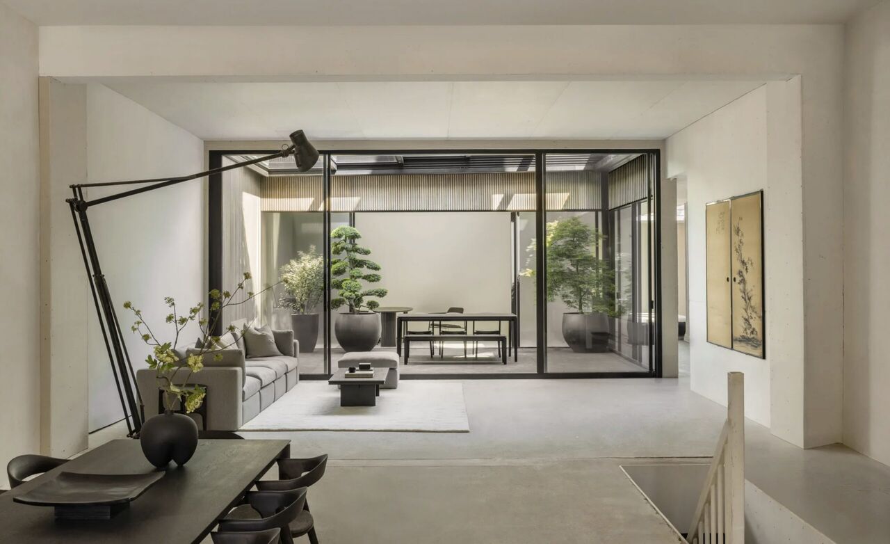 De woonkamer in de woning van Guy Jacobs in Amsterdam