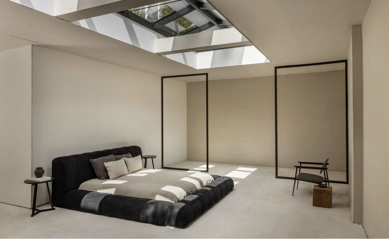 E&eacute;n van de slaapkamers in de woning van Guy Jacobs in Amsterdam