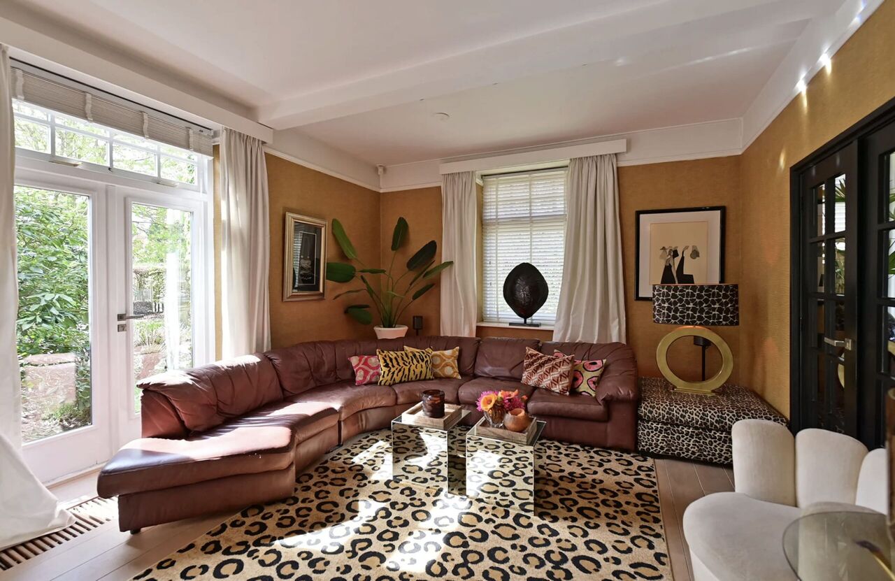 De woonkamer in de villa in Laren