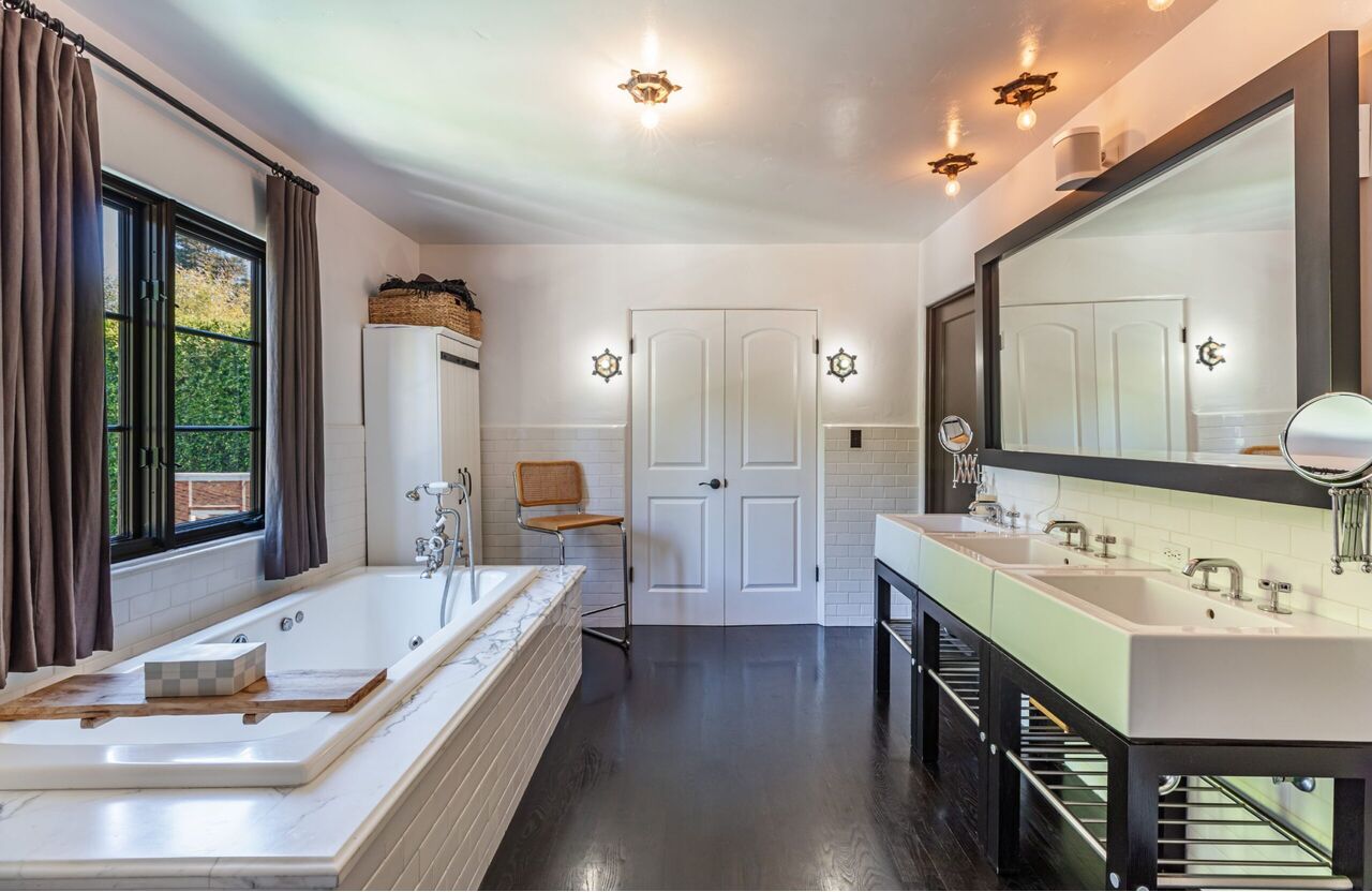 Eén van de badkamers