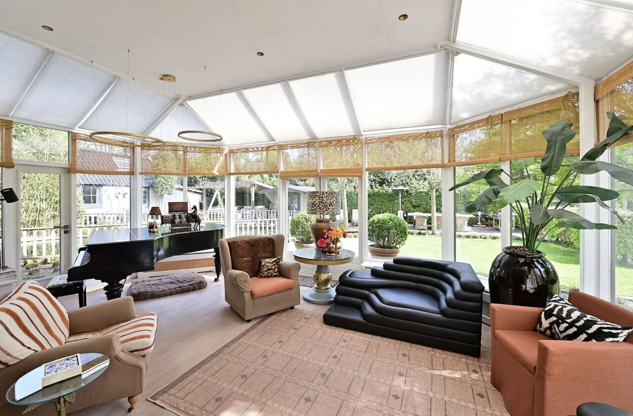 De woonkamer in de villa in Laren