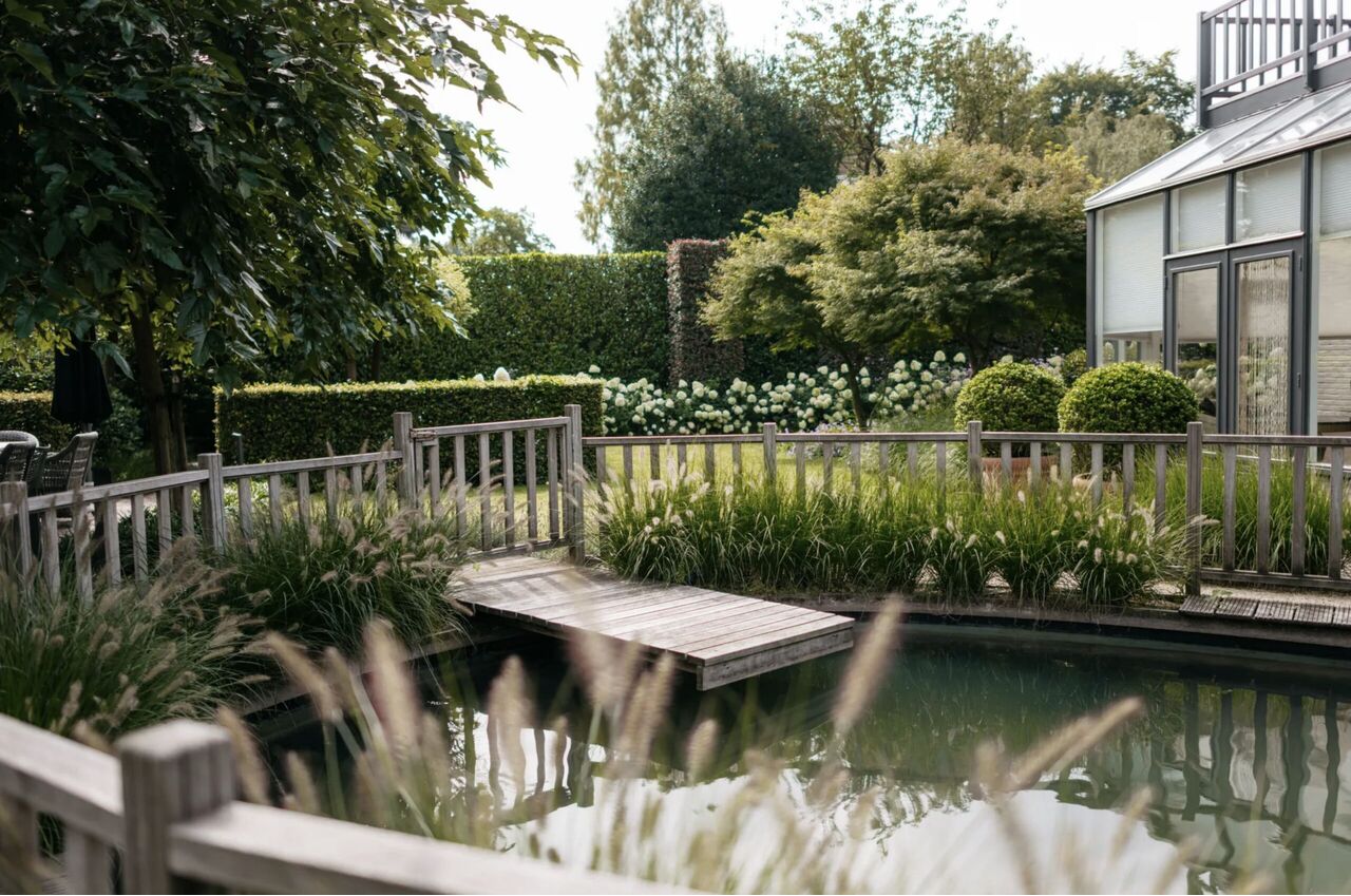 De zwemvijver in de tuin bij de villa in Laren