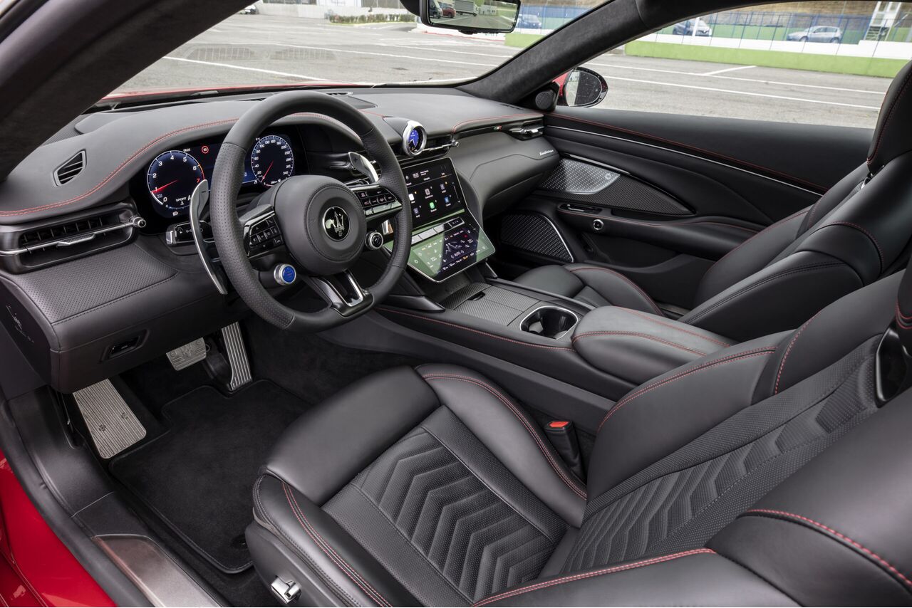 Het interieur van de Maserati GranTurismo Trofeo