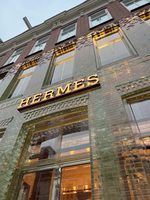 Een erfgenaam van Herm&egrave;s eist in een rechtszaak &euro; 14 miljard van LVMH-topman Bernard Arnault