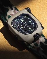 urwerk emc time hunter desert sage horloge Pure Luxe
