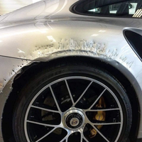 Porsche 911 Turbo S schade hond Pure Luxe
