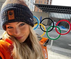Jutta Leerdam poseert voor de Olympische ringen