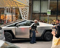 Pharrell Williams heeft alle moeite om zijn Tesla -cybertruck te parkeren