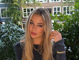 Jutta Leerdam poseert op een foto