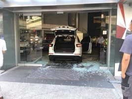 porsche cayenne taiwan crash panamera dealership dealer Pure Luxe