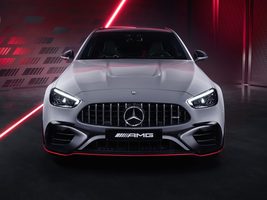 Supersedan De Mercedes-AMG C63 S 2024 kracht met luxe.