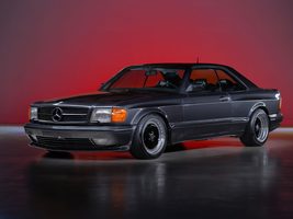 de Mercedes 500 SEC een zeldzame rockster van de jaren '80 betreedt het podium