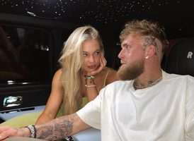 Jake Paul en Jutta Leerdam kijken elkaar verliefd aan