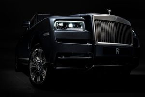 Rolls-Royce Cullinan SUV auto Pure Luxe