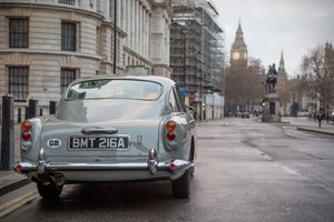 aston martin db5 james bond 007 goldfinger Pure Luxe