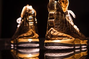 gouden nike sneakers lebron james the shoe surgeon Pure Luxe