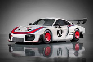Porsche-935-raceauto-race-cars-direct-Pure-Luxe