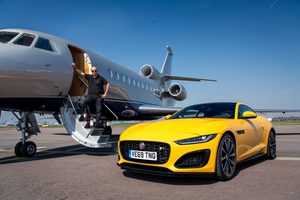 Jaguar F-Type R Falcon 900 priv&eacute;jet Pure Luxe