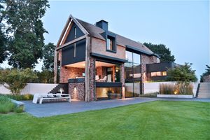 moderne rietgedekte villa