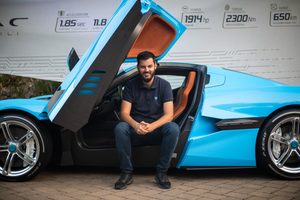 Mate Rimac in zijn Bugatti