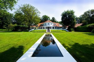 De achterzijde van de villa van Jan des Bouvrie in Naarden