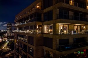 Dit ruime en luxe appartement in Amsterdam biedt een spectaculair uitzicht op de 20e verdieping