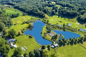 Een Luxueus Verblijf bij Airbnb met een Priv&eacute;golfterrein en Meer