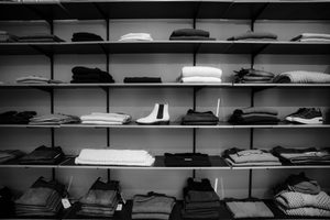 Gids voor streetwear: hoe streetwear-items te integreren in een bestaande luxe garderobe voor een stedelijke en chique stijl.