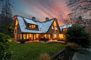 Deze woning straalt exclusieve luxe en privacy op royaal perceel