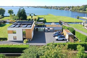Deze bijzondere villa in Vinkeveen van bijna &euro; 5.000.000 is elke auto liefhebber zijn droom huis