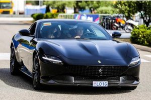 Een bijzondere verschijning op Marktplaats met Ferrari Roma van Charles Leclerc