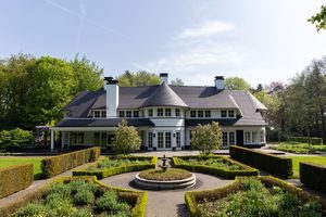 De voormalige villa van Dennis Bergkamp in Blaricum