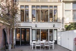 De tuin van de dubbele benedenwoning van Jaap Jongbloed in Amsterdam