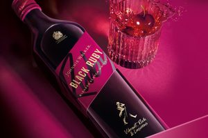 Een fles Johnnie Walker Black Ruby met daarnaast een bijbehoren de cocktail