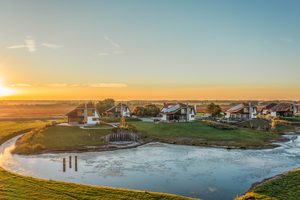 Het buitenaanzicht van &eacute;&eacute;n van de landhuizen van Texel Vakanties