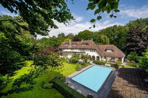 De prachtige villa van Jaap van Zweden in Blaricum met uitzicht op het zwembad