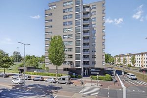 Het appartement van voormalig Nederlands Elftal-voetballer Romeo Castelen gaat naar de veiling