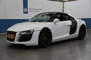 Een Audi R8 staat te koop bij Domeinen