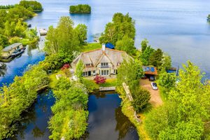 De villa op het 'priv&eacute;-eiland' van boven
