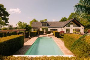 Het zwembad bij de luxe villa in Abcoude