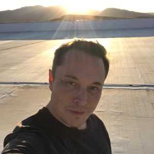 Elon Musk maakt een selfie tijdens de zonsondergang